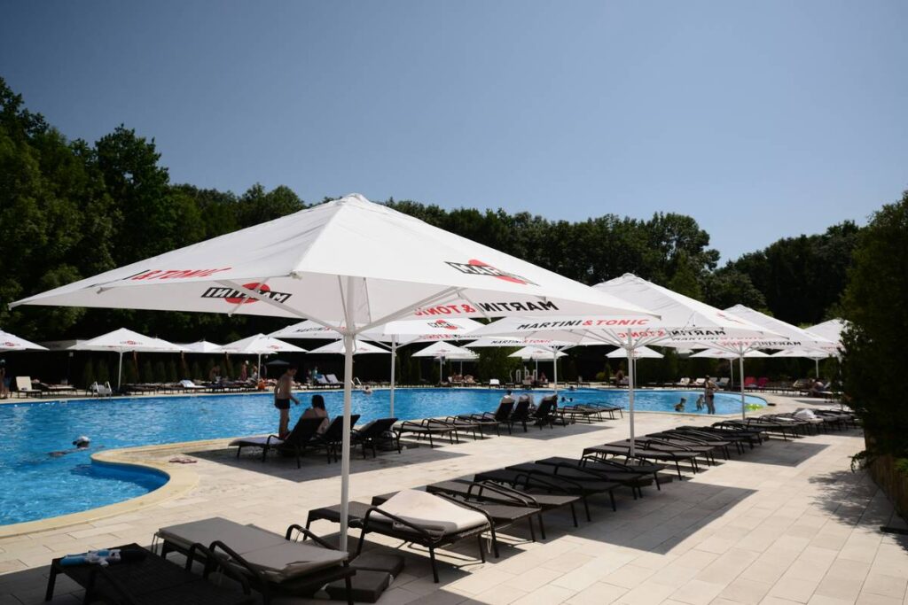 large commercial patio umbrellas