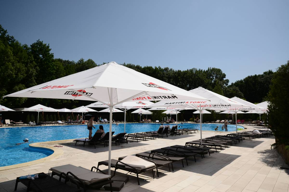 large commercial patio umbrellas